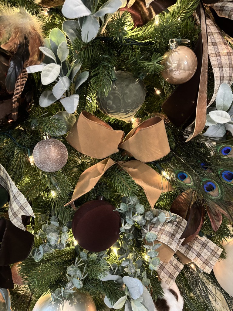Elegant gold and beige Christmas decor